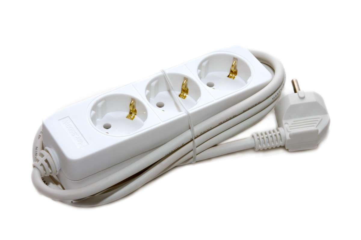 3 x Multiplug supporting 230V