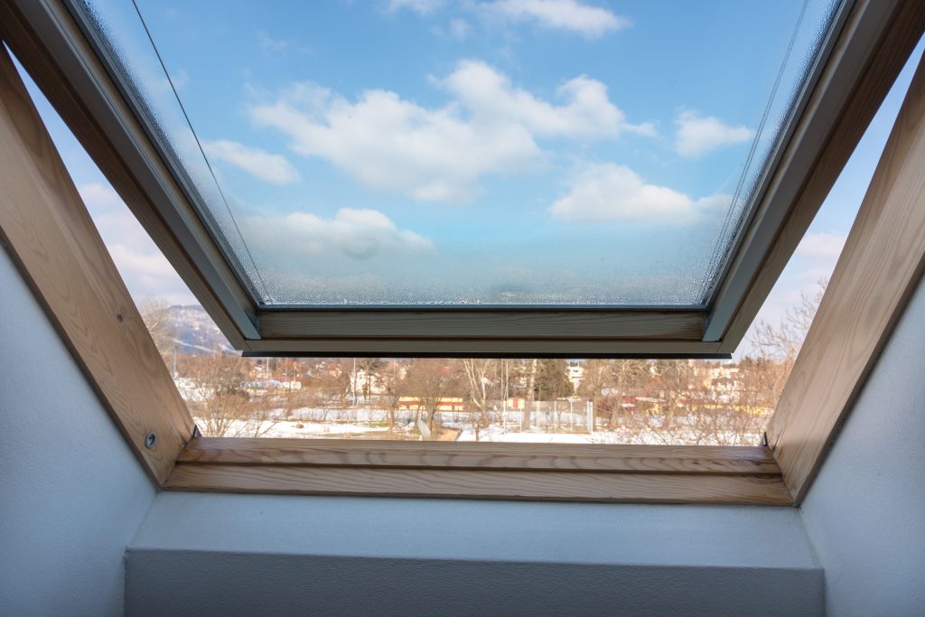 Fenster beschlagen im Scheibenzwischenraum: Ihre Dachfenster beschlagen von  innen? Das können Sie gegen Kondenswasser tun.
